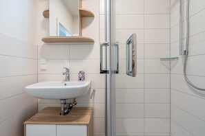 Douche, sèche-cheveux, serviettes fournies