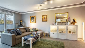 Tv, eldstad, dvd-spelare och en stereo