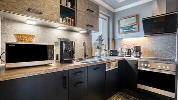 Kühlschrank, Mikrowelle, Ofen, Herdplatte