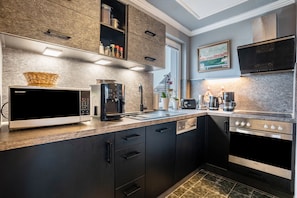 Jääkaappi, mikroaaltouuni, uuni, liesi