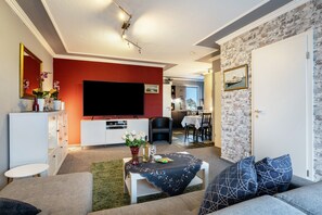 Fernseher, Kamin, DVD-Player, Stereoanlage