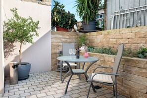 Outdoor dining - Apartment 'Casa Ruf' with Private Terrace and Wi-Fi (Orsingen-Nenzingen)