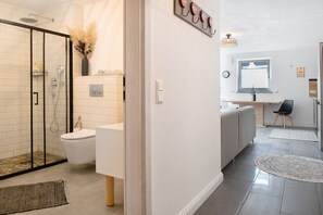 Shower, hair dryer, towels - Apartment 'Casa Ruf' with Private Terrace and Wi-Fi (Orsingen-Nenzingen)