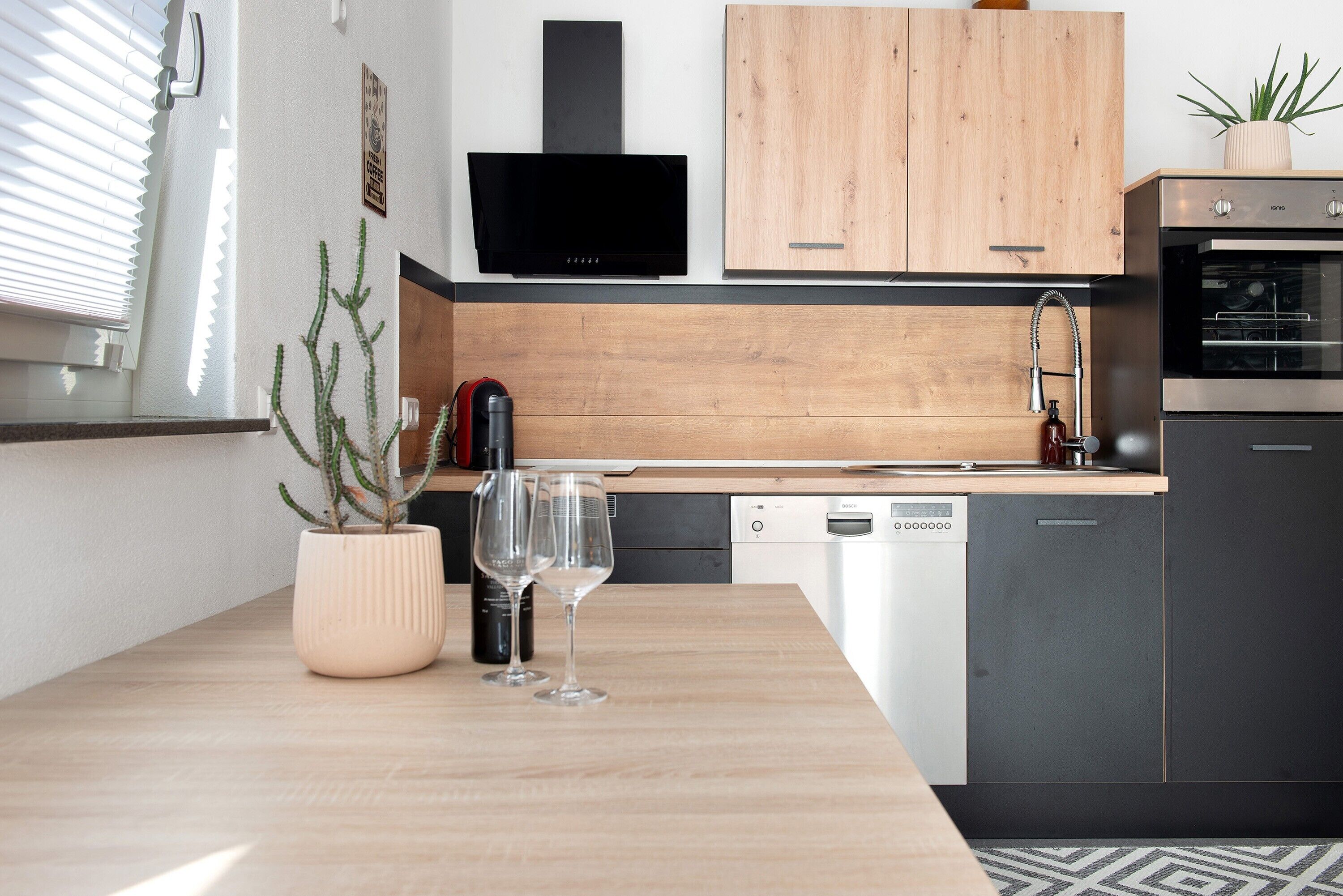 Fridge, oven, stovetop, dishwasher