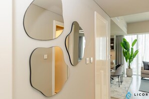 Una sala de estar moderna con una planta grande, un sofá y una mesa de centro.