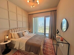 2 soverom, skrivebord, strykejern/-brett og reiseseng for barn