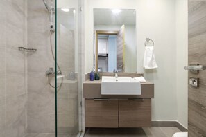 Hair dryer, towels - Stylish Cozy Studio in Bloom Towers, Jumeirah Village Circle – Modern Comfort & City Views (Cosy Studio Apartment in Bloom Towers, Jumeirah Village Circle)