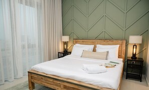 2 habitaciones, escritorio y tabla de planchar con plancha 