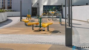 Un'area fitness all'aperto con attrezzature per esercizi e panchine.