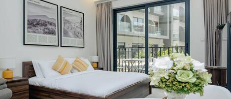 1 chambre, bureau, fer et planche à repasser, lit parapluie