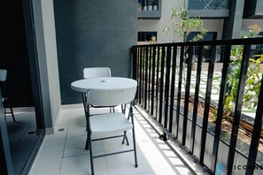 Outdoor dining - Stylish Sanctuary Studio with Pool view (Dubai)