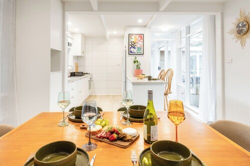 Freshly Renovated | Pet Friendly | Close to Main St