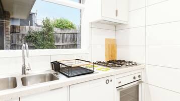 Kylskåp, mikrovågsugn, ugn och spishäll