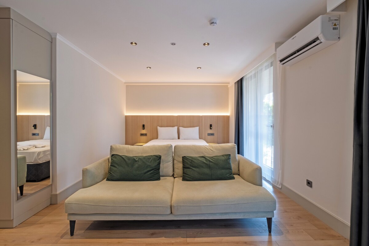 Deluxe Room, Garden View | 1 bedroom, premium bedding, down comforters, Tempur-Pedic beds