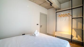 Un dormitorio con cama, armario y puerta.