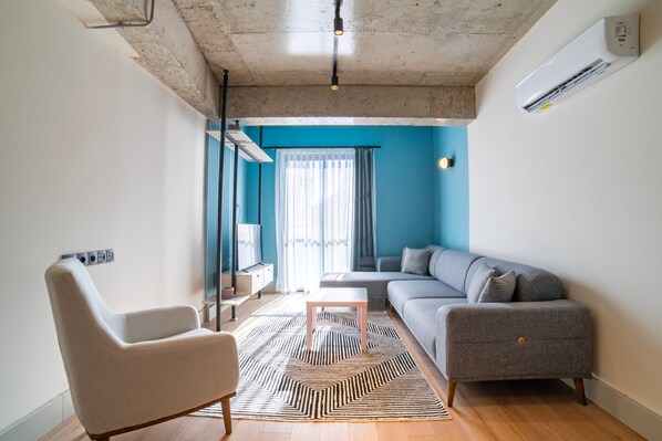 Deluxe Suite, Balcony, Mountain View | Living area