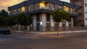 Un edificio moderno con techo plano, ventanas amplias y un balcón.