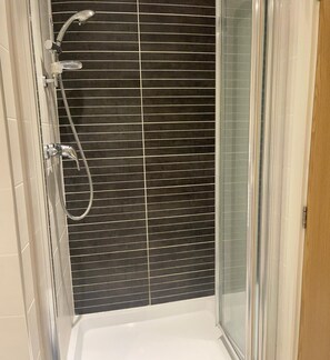 ヘアドライヤー、タオル、トイレットペーパー