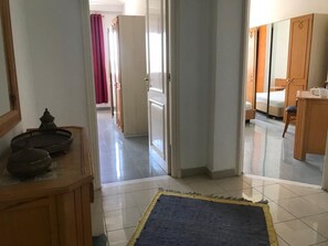 3 habitaciones, tabla de planchar con plancha y ropa de cama 