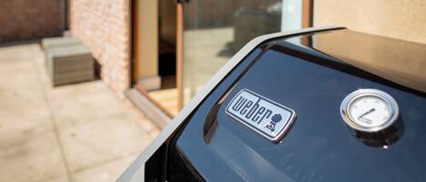 Ein Fahrzeug mit Weber-Logo und einem Anzeigeinstrument auf der Motorhaube.