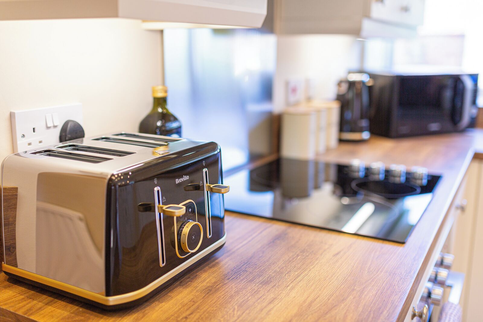 Eine Küche mit einem Breville-Toaster, einer Mikrowelle und einem Herd.