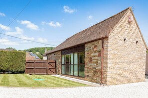 Front of property - The Barn Longhope-Luxury Barn Conversion (Longhope)