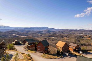 Exterior - Upscale Cabin Stunning Views Hot Tub Game Room (Sevierville)