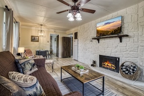Interior - Modern Style 2 Bed Condo Pool in Gatlinburg (Gatlinburg)