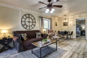 2 bedrooms - Modern Style 2 Bed Condo Pool in Gatlinburg (Gatlinburg)