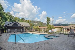 Pool - Modern Style 2 Bed Condo Pool in Gatlinburg (Gatlinburg)