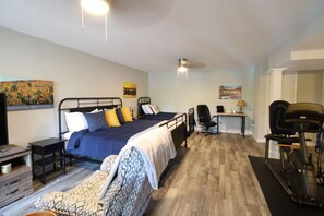 3 habitaciones, escritorio, tabla de planchar con plancha y wifi gratis