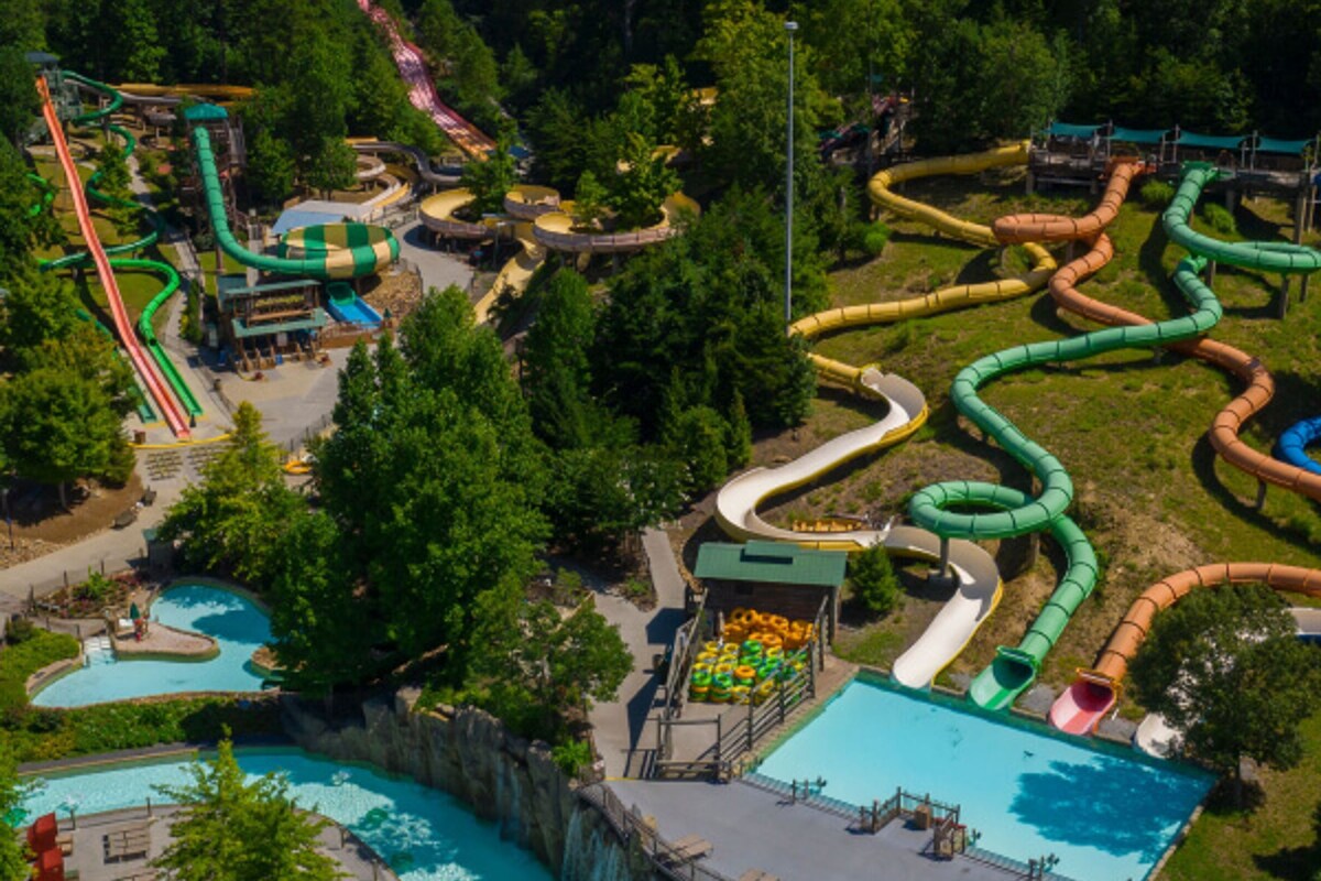 Vista aérea de un parque acuático con múltiples toboganes y piscinas.