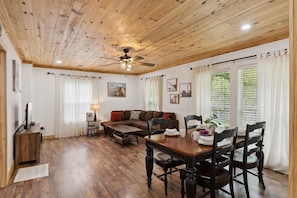 Interior - Modern Style Peaceful Tranquility Pet Friendly (Pigeon Forge)