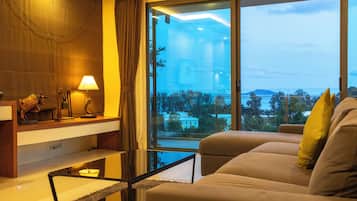 Condo básico | Área de sala de estar | Televisión de pantalla plana