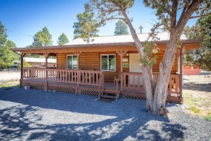 A wooden cabin with a porch, a covered area, and a tree in front. - Cozy Pet-Friendly Cabin in the Pines Fenced Yard (Heber-Overgaard)