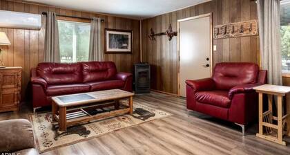 Cozy Pet-Friendly Cabin in the Pines Fenced Yard