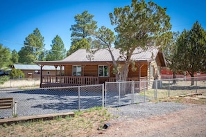 Unclassified image, 2 of 7, button - Cozy Pet-Friendly Cabin in the Pines Fenced Yard (Heber-Overgaard)