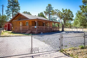 Unclassified image, 3 of 7, button - Cozy Pet-Friendly Cabin in the Pines Fenced Yard (Heber-Overgaard)