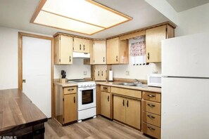 Geladeira, micro-ondas, fogão, cooktop