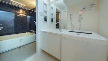 Apartment, Nichtraucher (2-person, 202) | Badezimmer | Duschwanne, kostenlose Toilettenartikel, Haartrockner, Hausschuhe