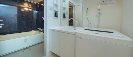 Departamento, para no fumadores (2-person, 202) | Baño | Tina con regadera, amenidades de baño gratuitas, secadora de cabello