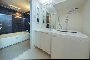 Apartment, Nichtraucher (2-person, 202) | Badezimmer | Duschwanne, kostenlose Toilettenartikel, Haartrockner, Hausschuhe