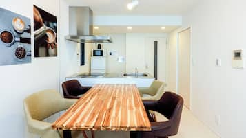 Apartamento, para não fumantes (4-person, 201) | Cozinha privada | Geladeira, micro-ondas, cooktop, chaleira elétrica