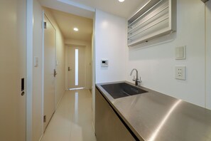 Departamento, para no fumadores (2-person, 202) | Cocina privada | Refrigerador, microondas, parrilla de estufa y utensilios de cocina