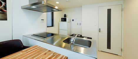 Apartamento, no fumadores (4-person, 201) | Cocina privada | Frigorífico, microondas, placa de cocina y utensilios de cocina