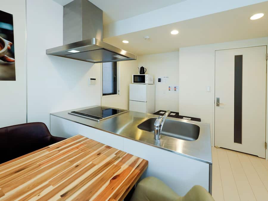 Apartment, Non Smoking (4-person, 201) | Dapur peribadi | Peti sejuk, ketuhar gelombang mikro, dapur, cerek elektrik