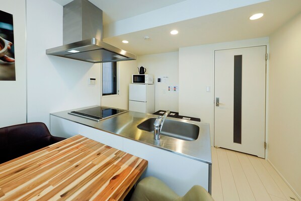 Departamento, para no fumadores (4-person, 201) | Cocina privada | Refrigerador, microondas, parrilla de estufa y utensilios de cocina