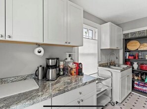Fridge, microwave, oven, stovetop - 1200 sf Apt -3 BR-Amazing Beds-Walk to EKU & Downtown Venues - 5 minutes to I-75 (Richmond)