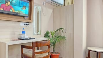 Deluxe Triple Room, River View | Living area