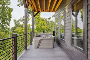 Outdoor spa tub - Brand New Private Pool Theater Game Room (Sevierville)